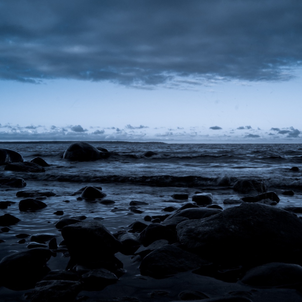 Черные камни на берегу моря