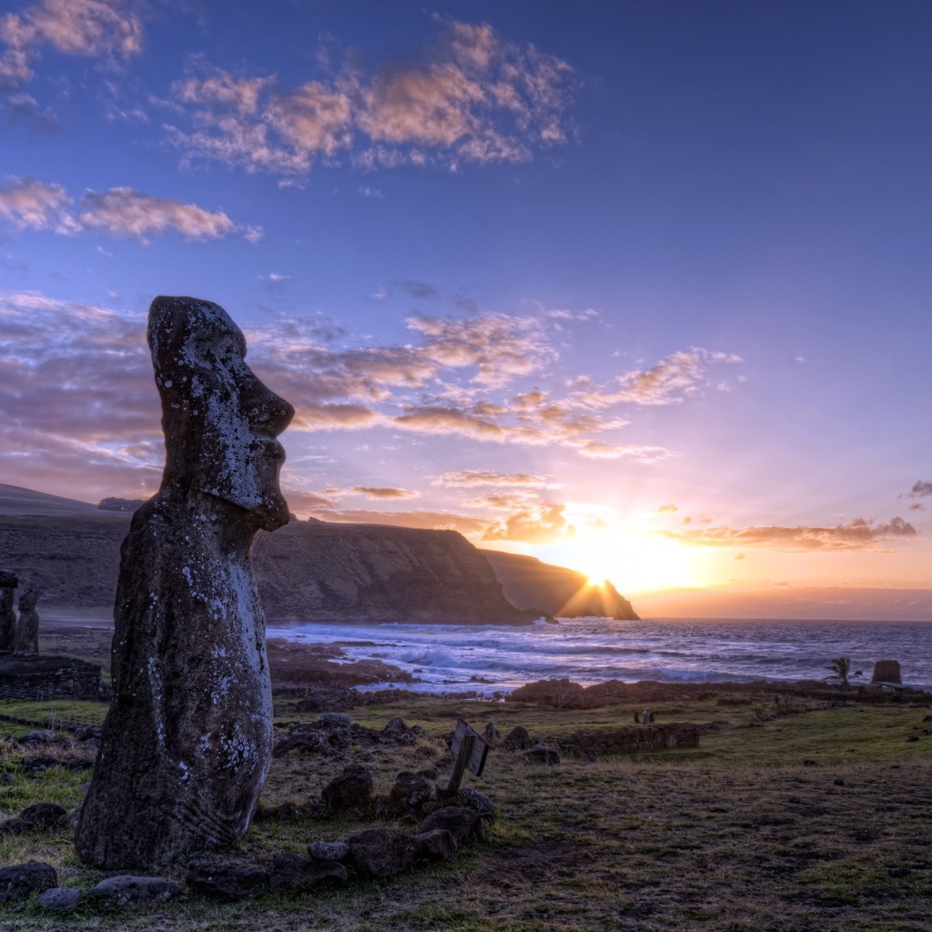 Статуя на берегу моря