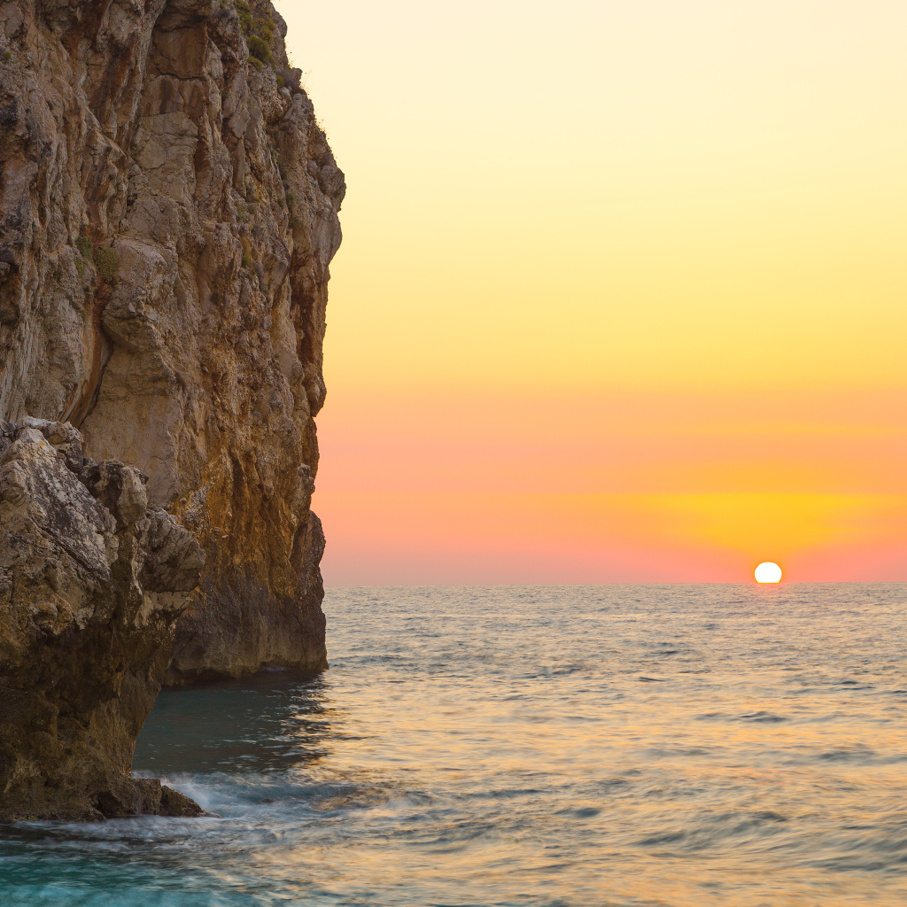 Красивый закат в Греции