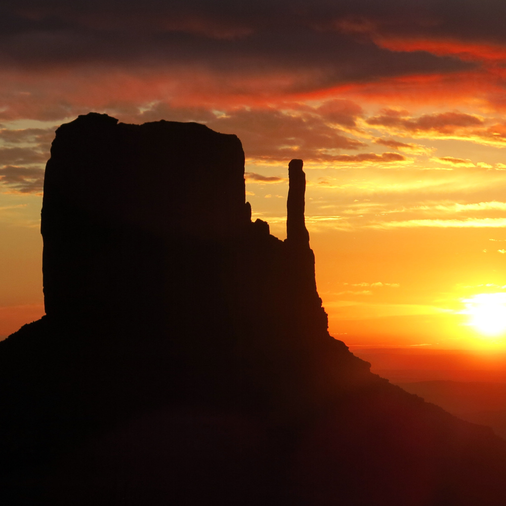 Красивый закат в Долине монументов