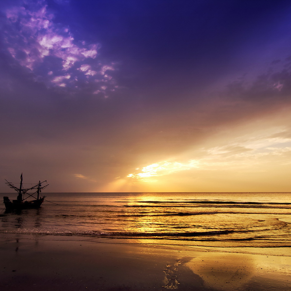 Лодка на фоне заката