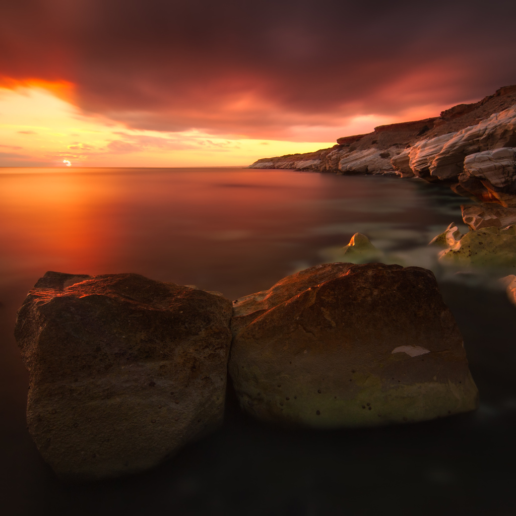 Валуны на фоне красного заката