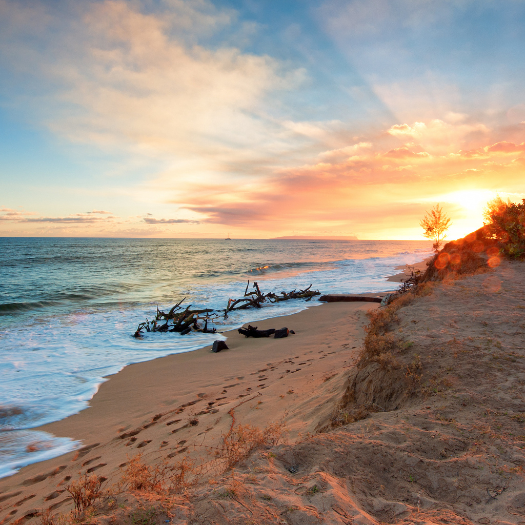 Яркий закат на острове