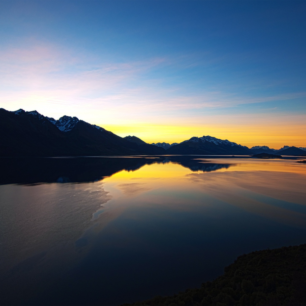 Закат над озером