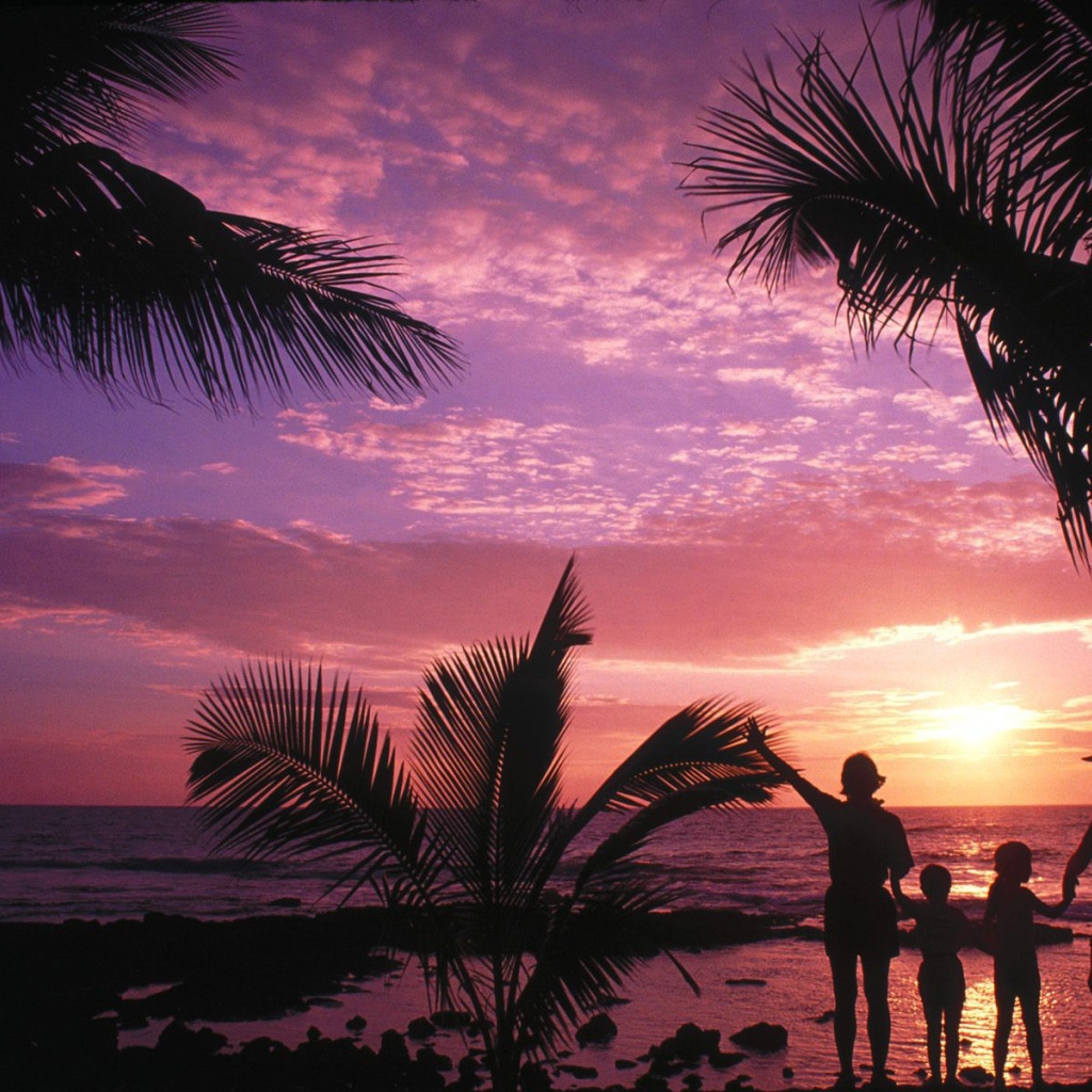 Люди провожают солнце