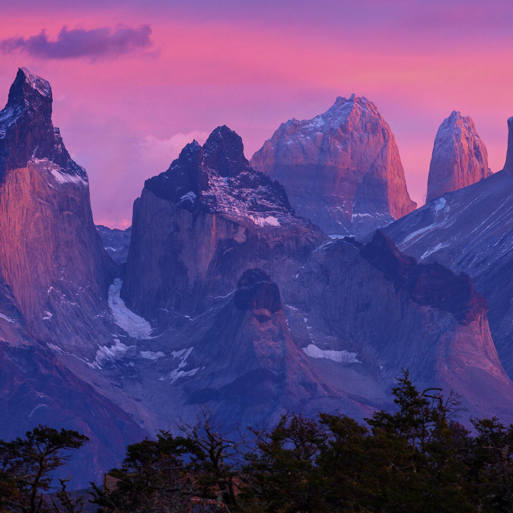 Розовый закат в горах