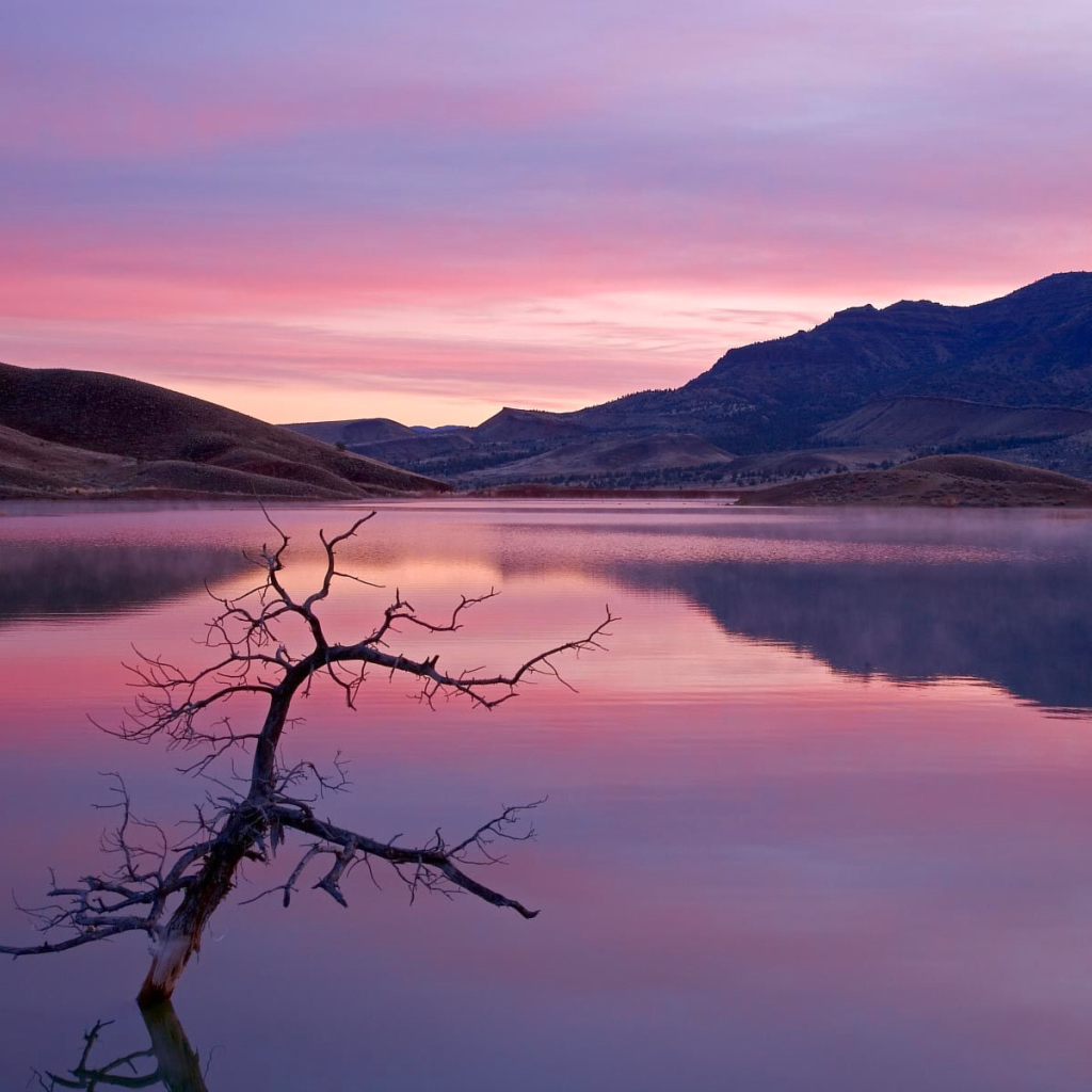 Розовый закат на горном озере