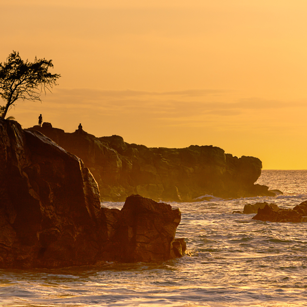 Скалы и красивый закат