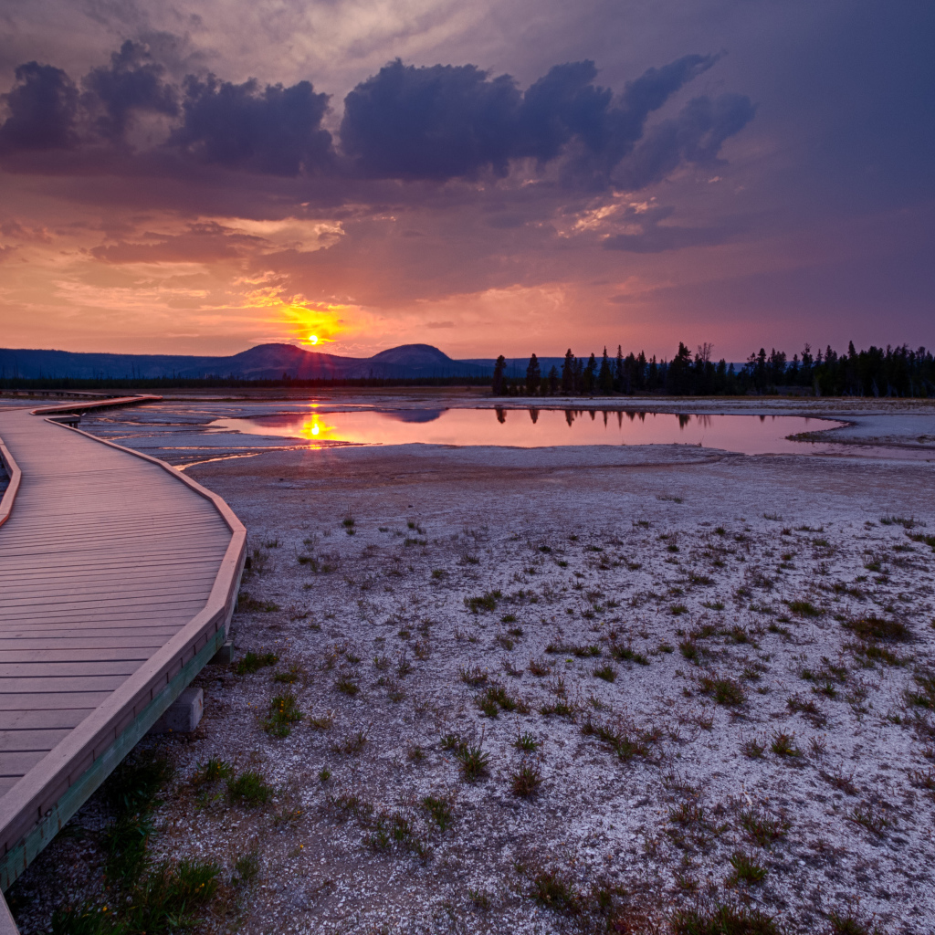 Мостик на фоне заката