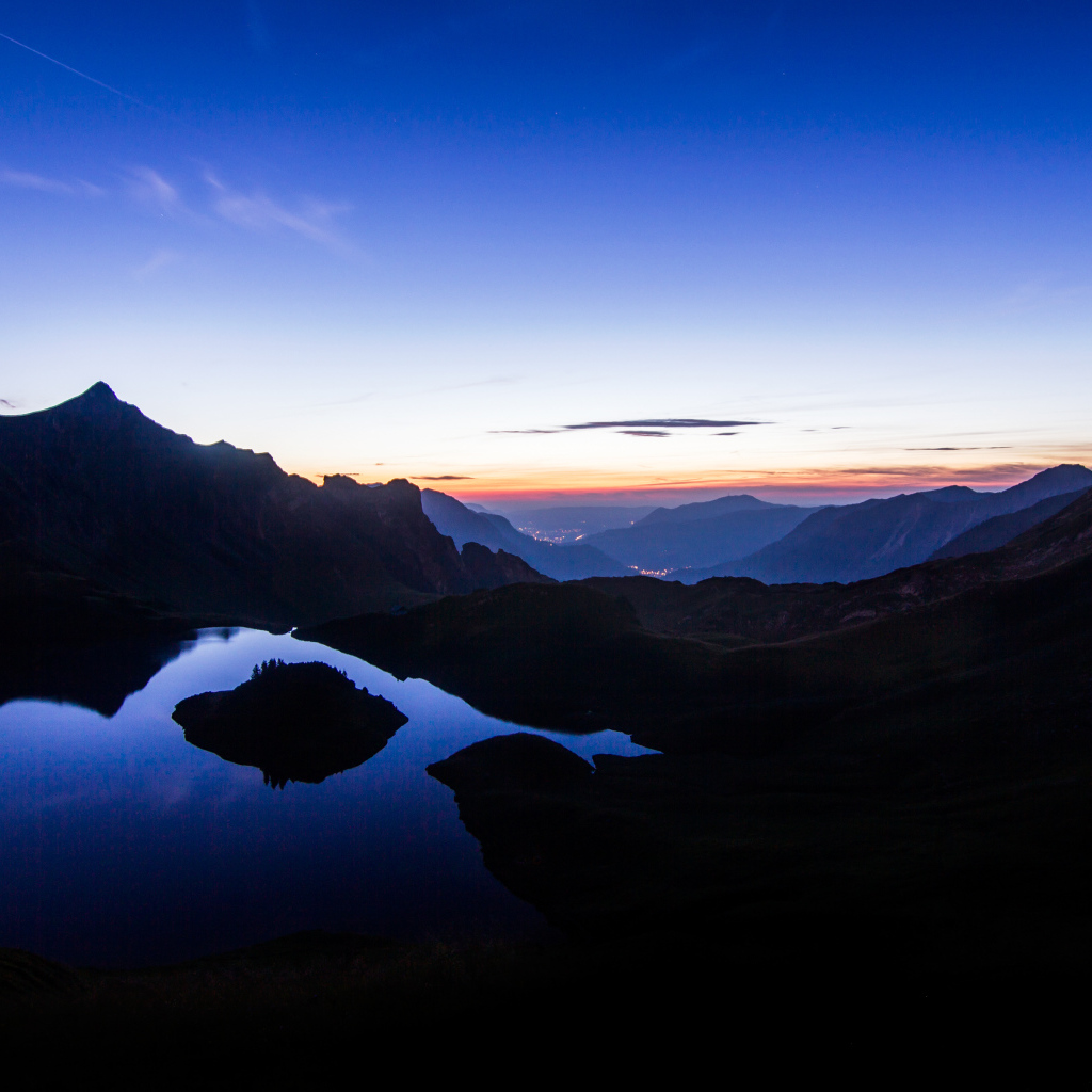 Солнце прячется на горизонте