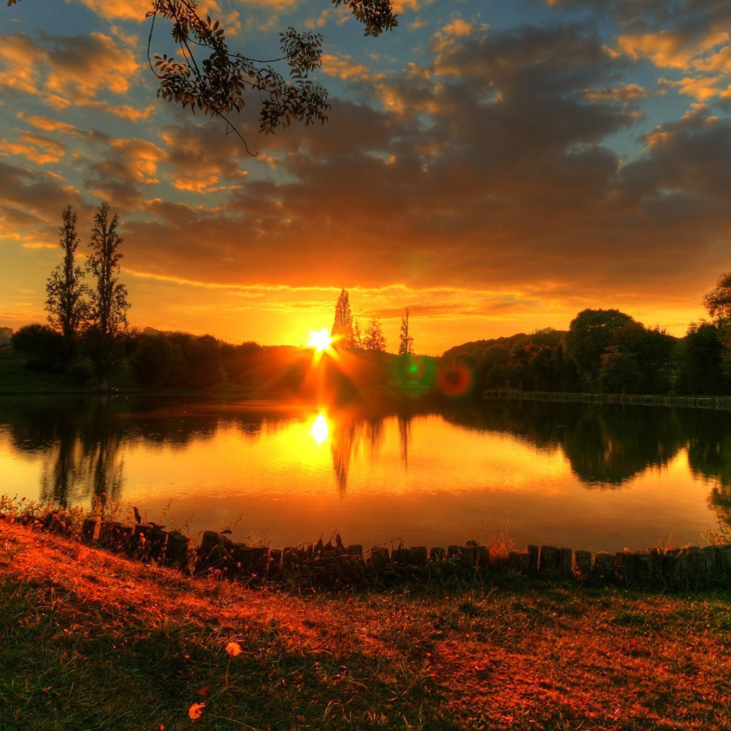 Закат у лесного озера