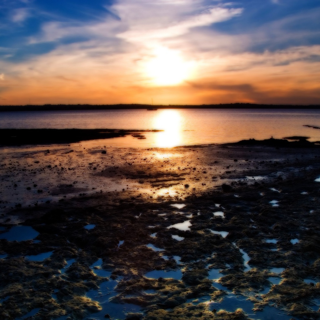 Закат на озере