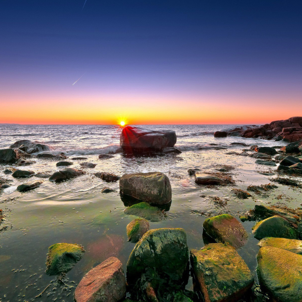 Закат на каменном берегу