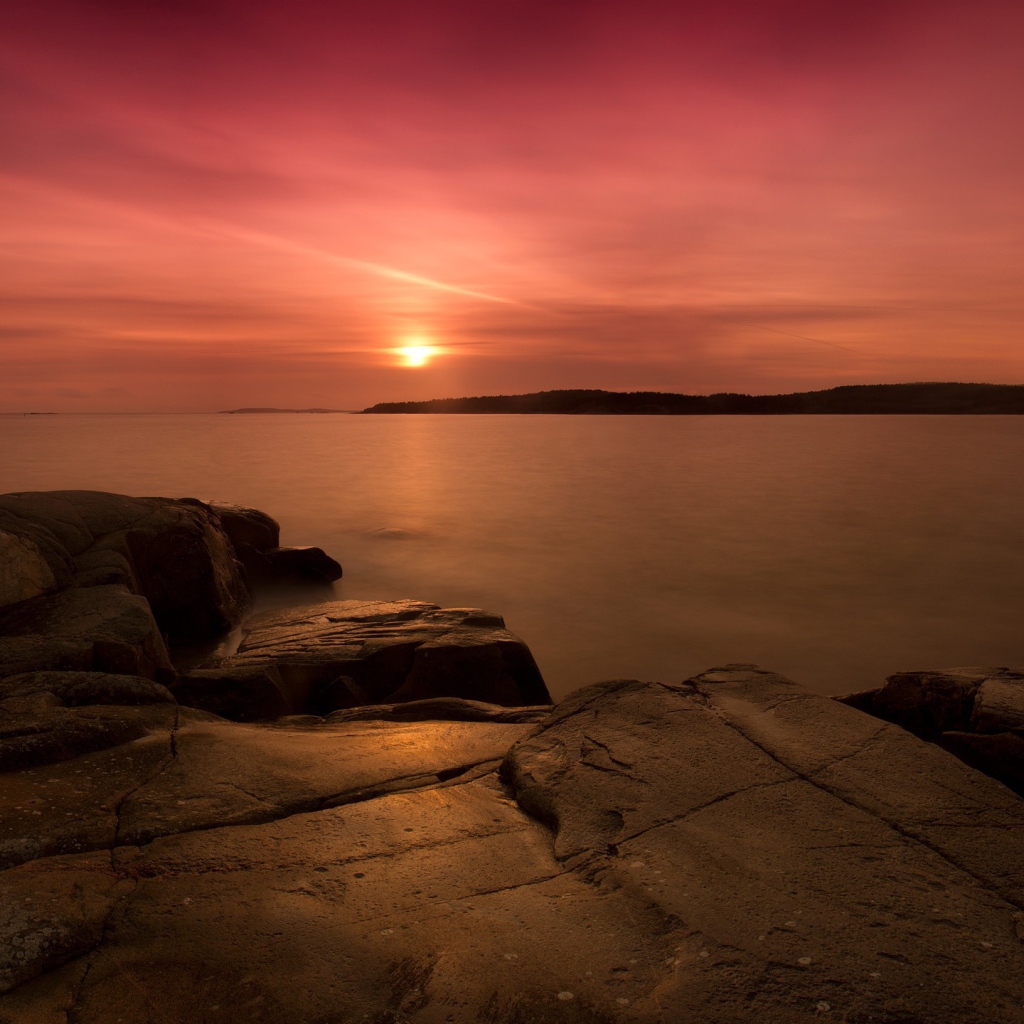 Закат на каменном берегу