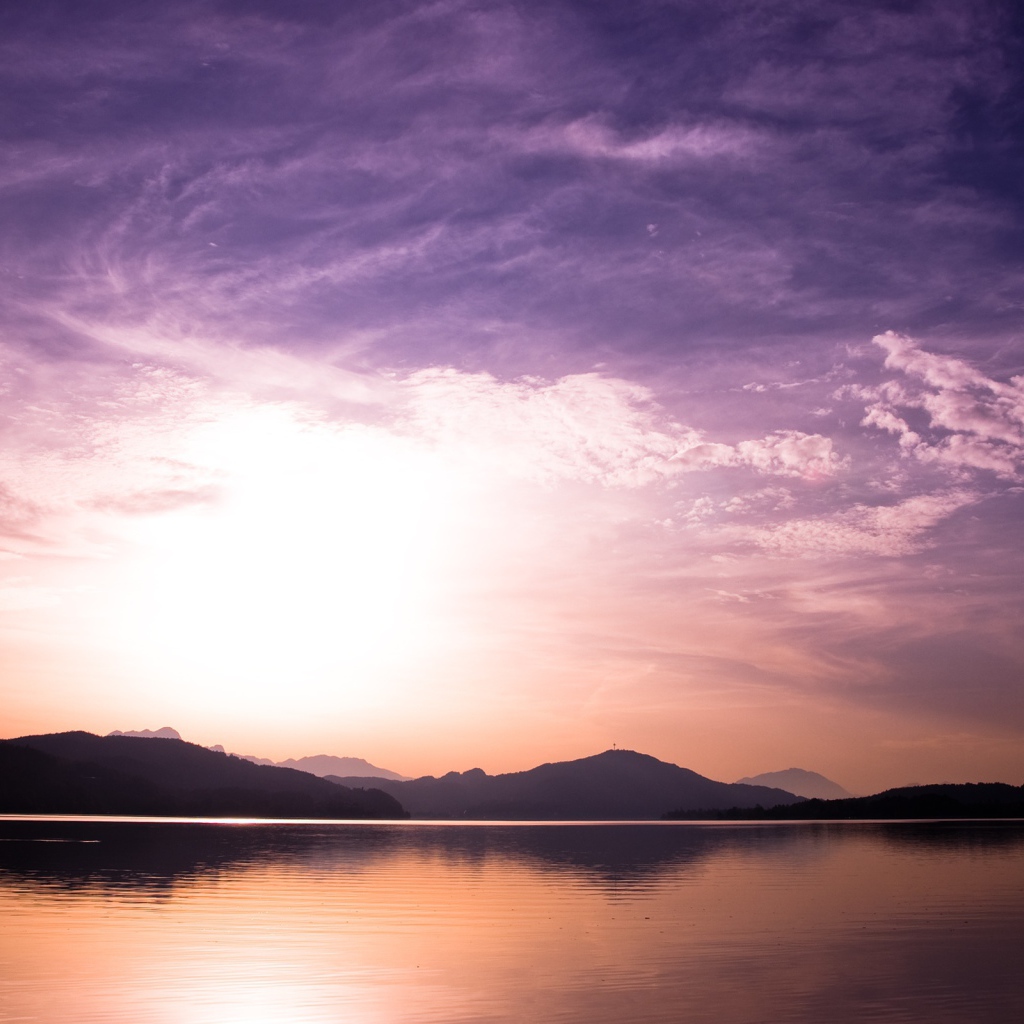 Закат у озера