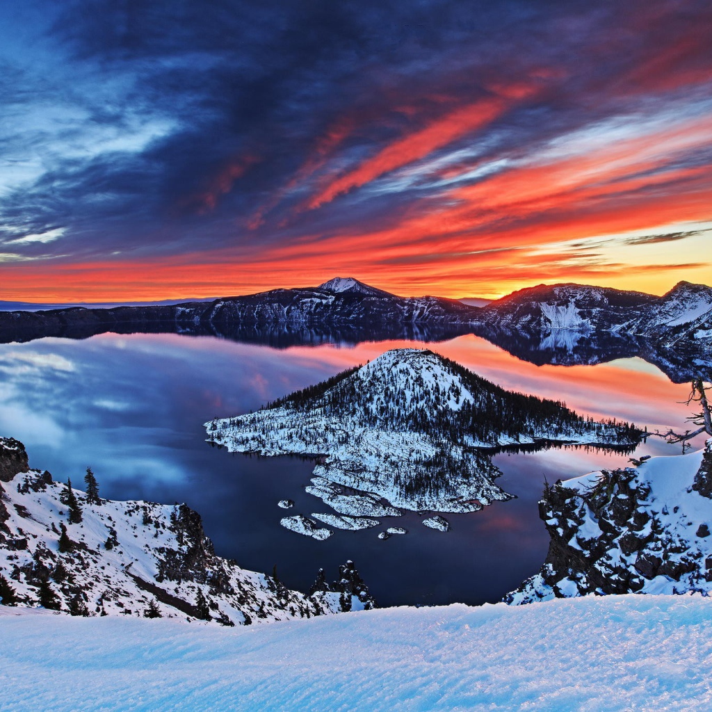 Закат над горным озером