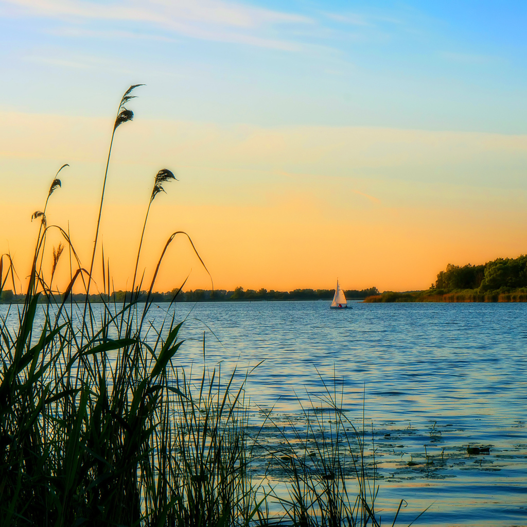 Закат над озером