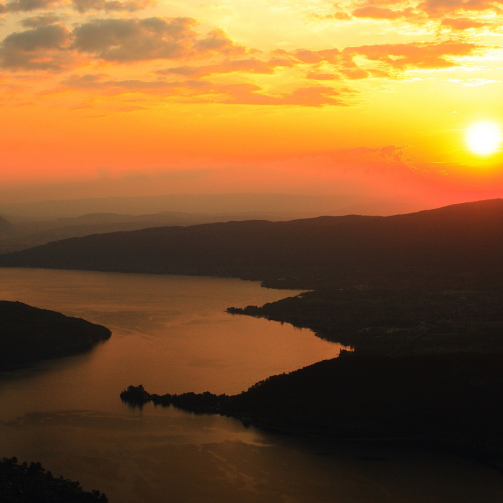 Закат над извилистой рекой