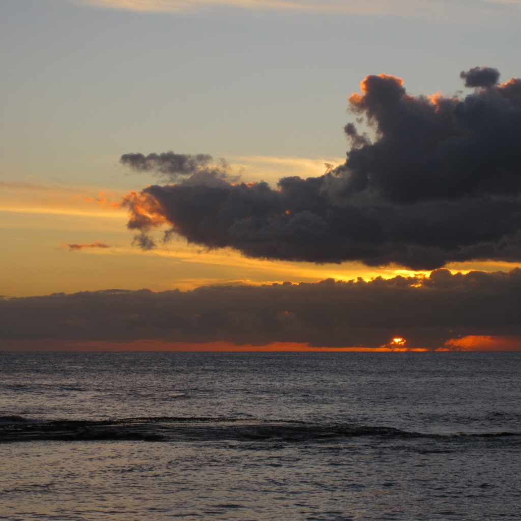 Солнце садится в тучу