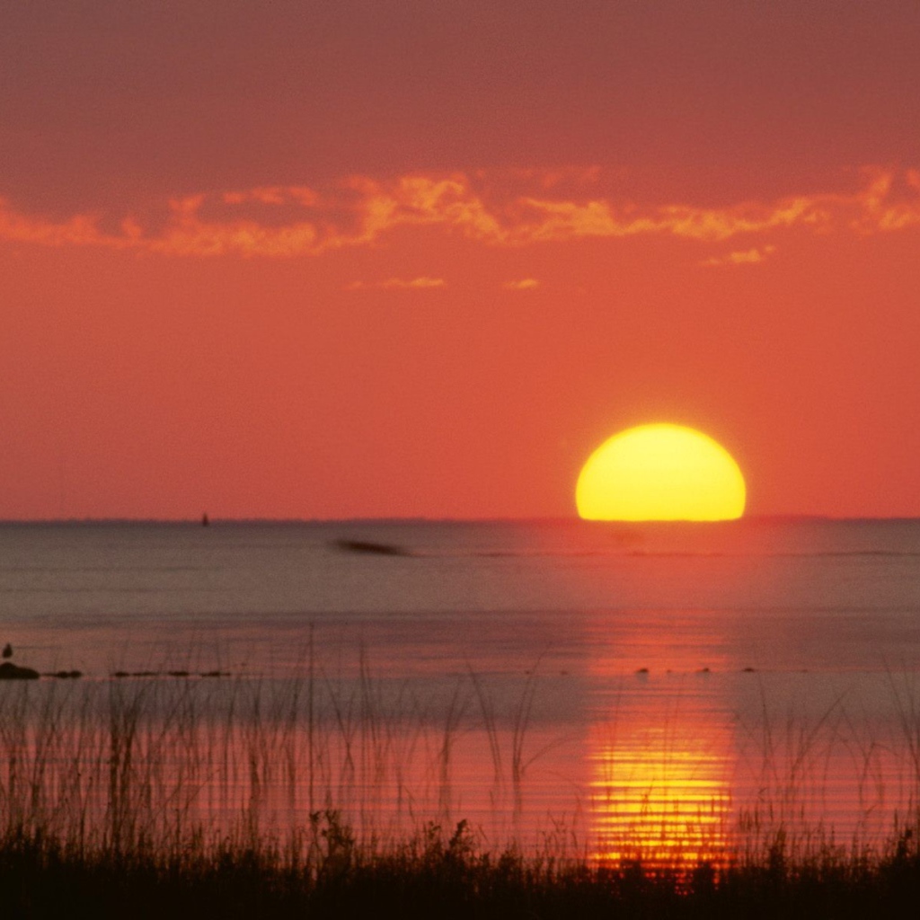 Солнце садится в океан