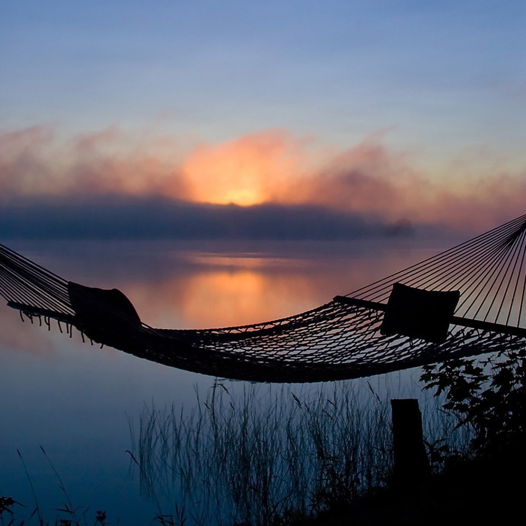 Гамак у озера на закате