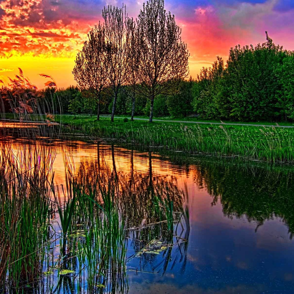 Красный закат над озером