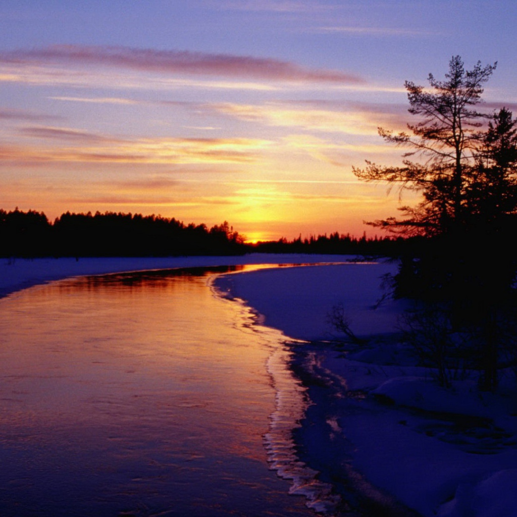 Закат над замерзающей рекой