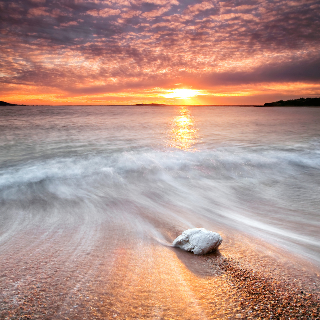 Красивый закат на пляже