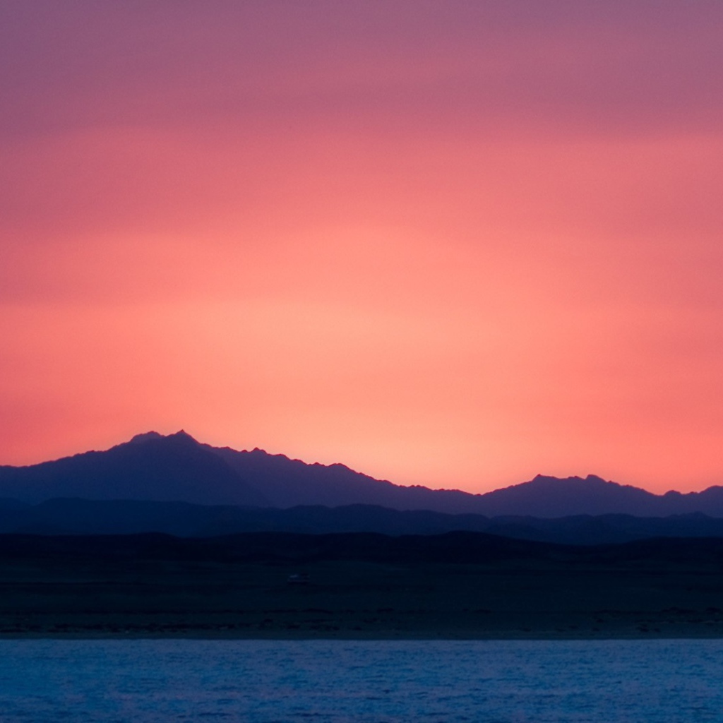 Розовый закат над синим морем