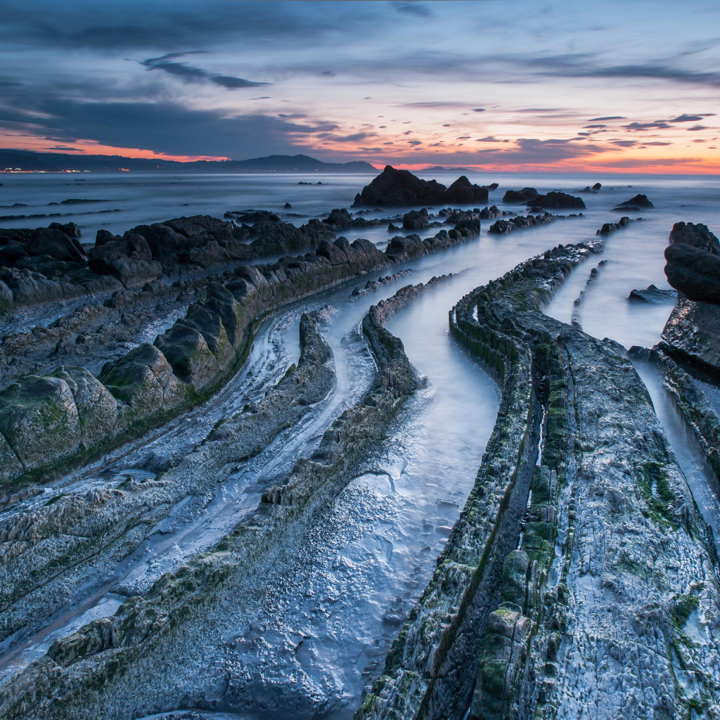 Закат на скалистом берегу