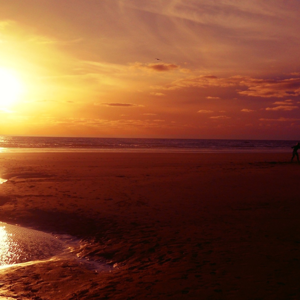 Закат на морском пляже