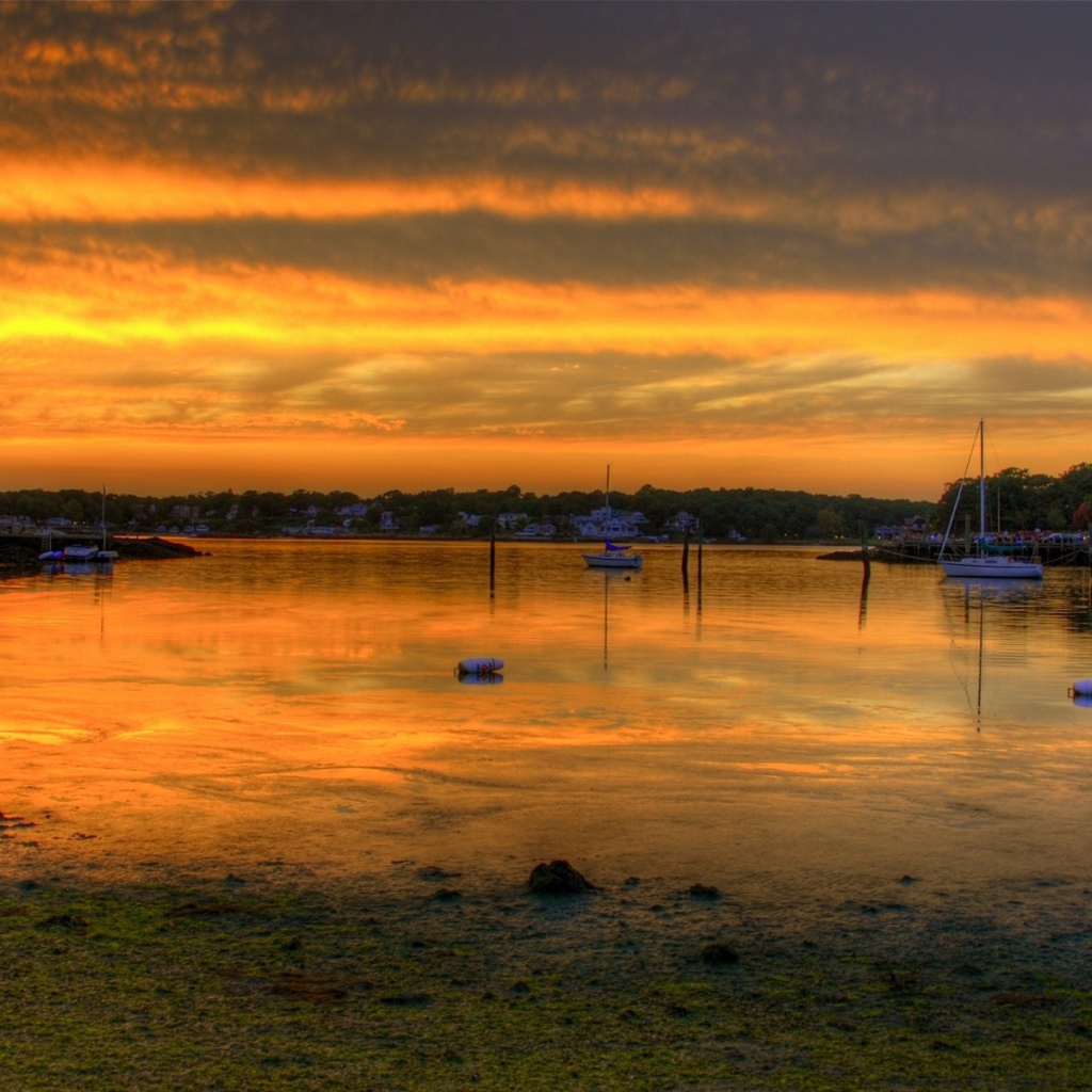 Закат солнца на причале