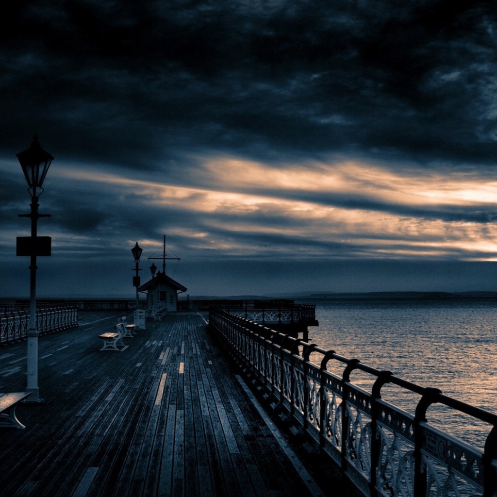 Закат на причале со скамейками