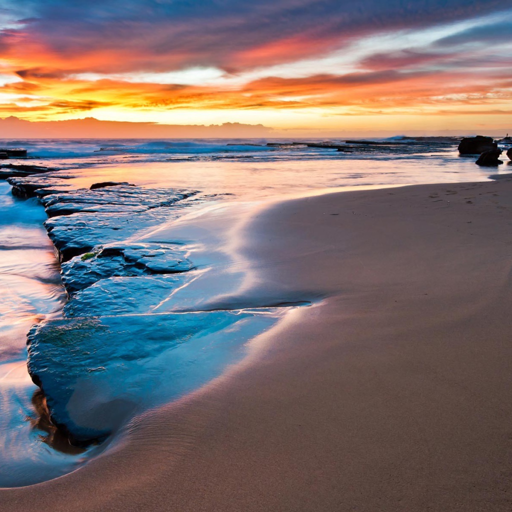 Закат на каменном пляже