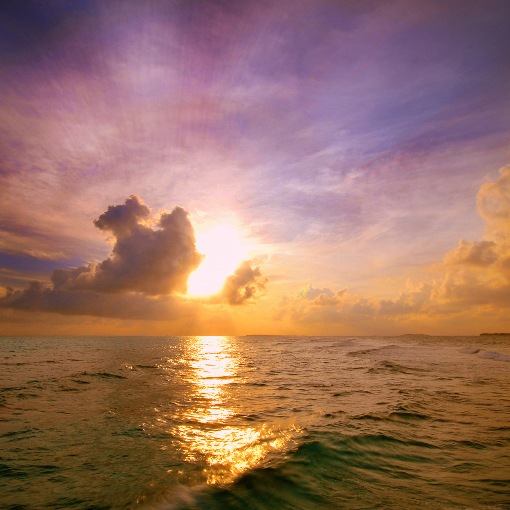 Закат над морскими волнами