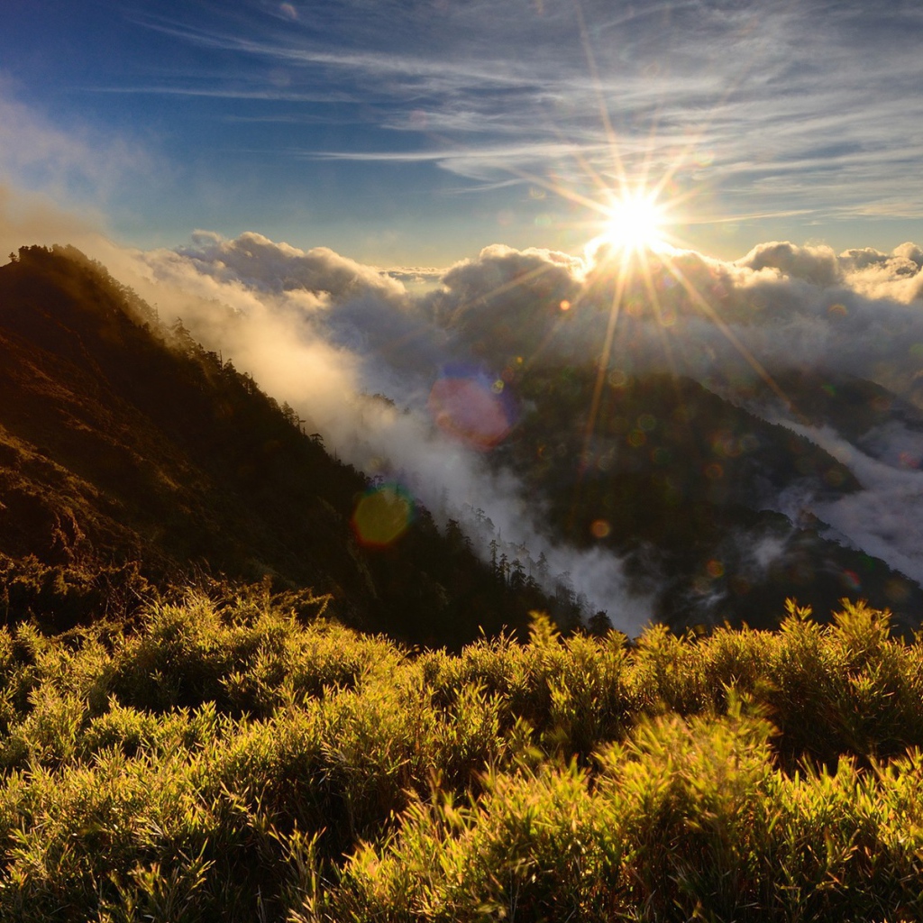 Солнце садится за горы