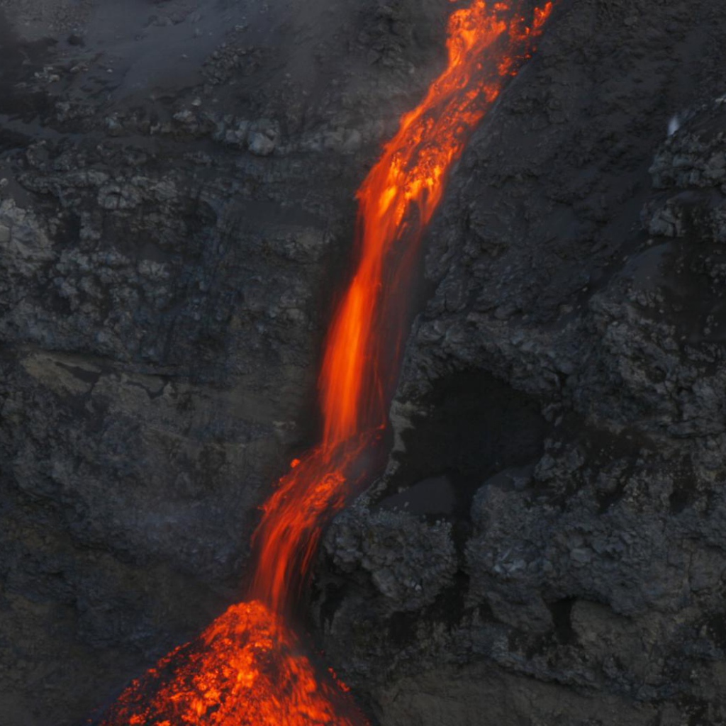 Поток лавы из вулкана