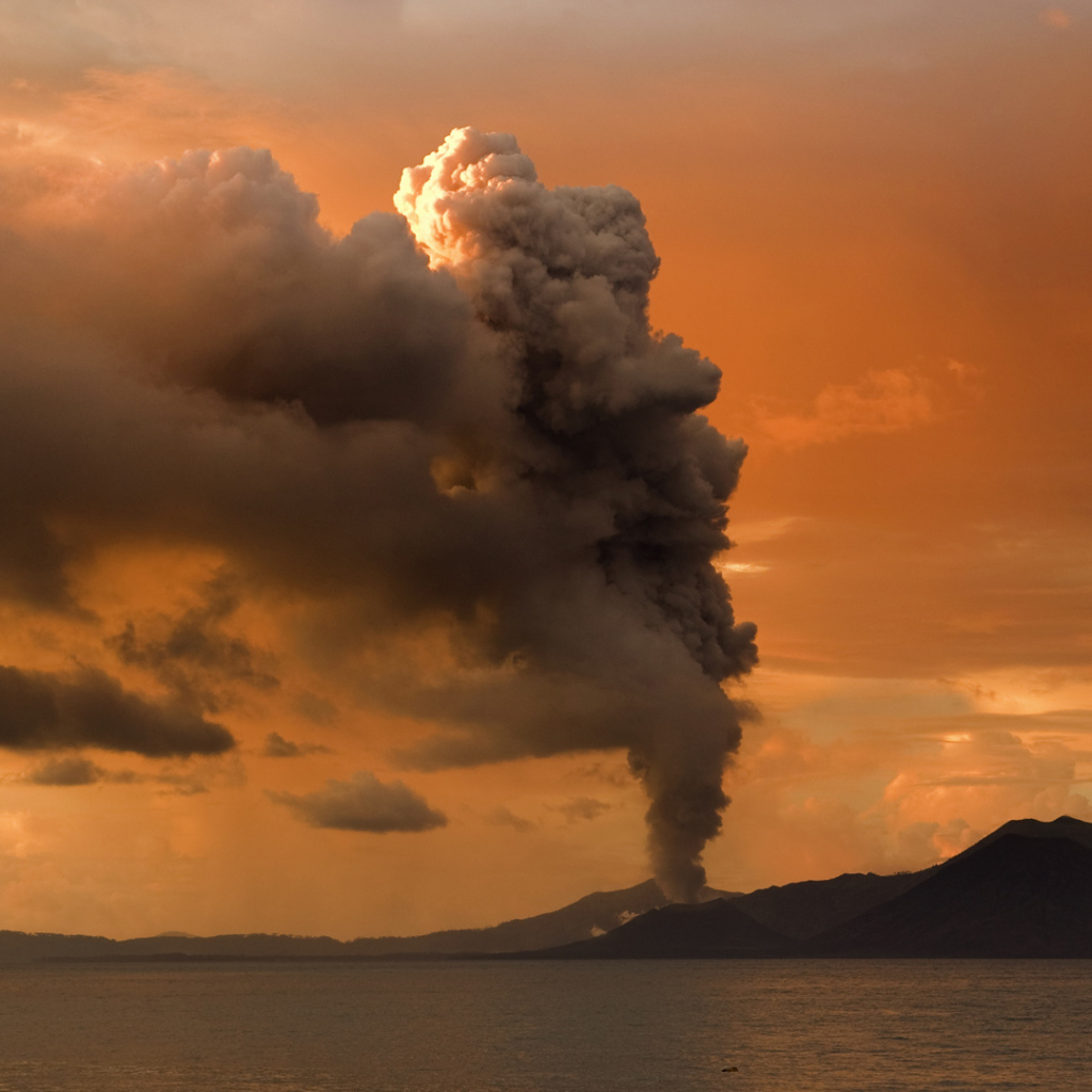 Извержение вулкана на острове