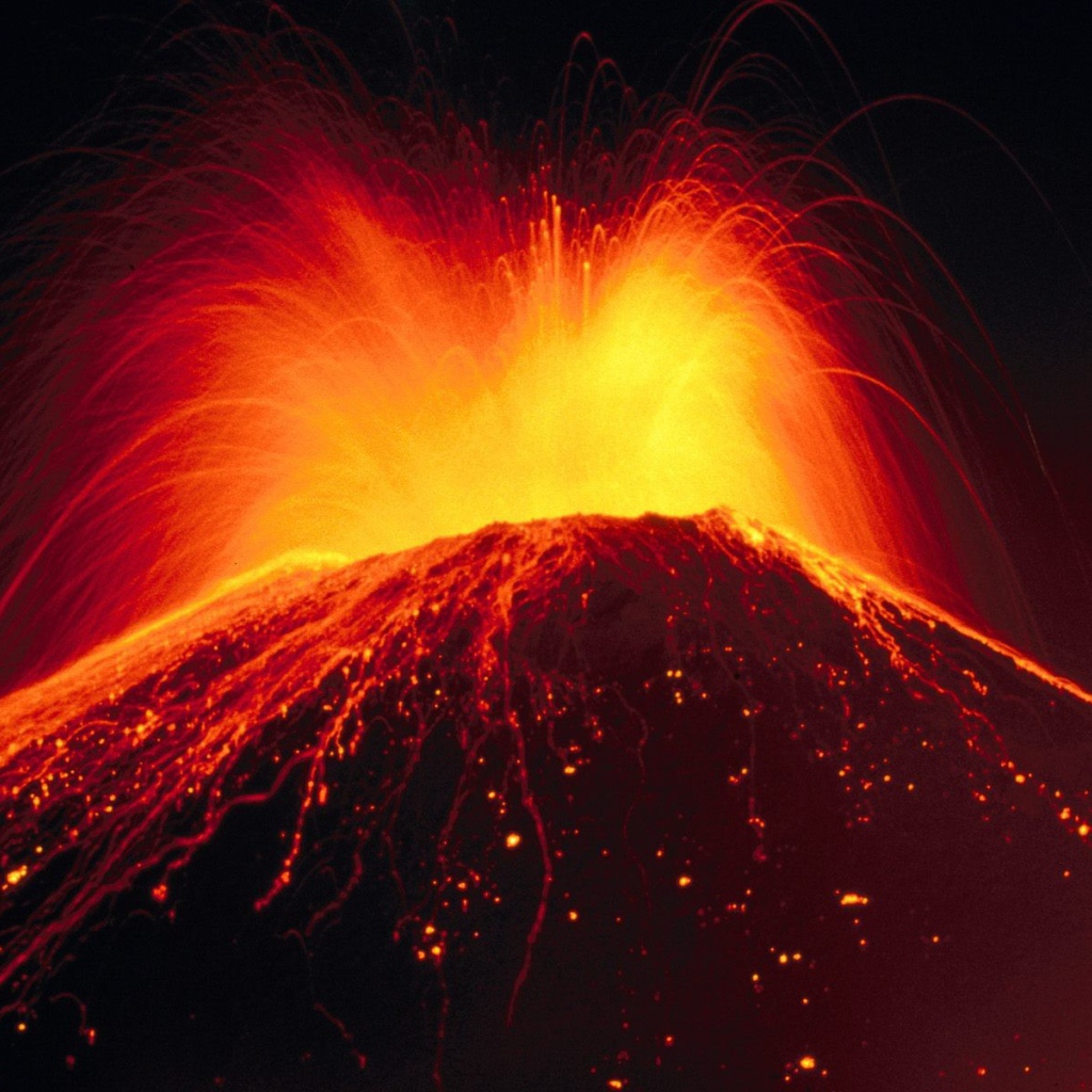 Извержение вулкана с брызгами лавы