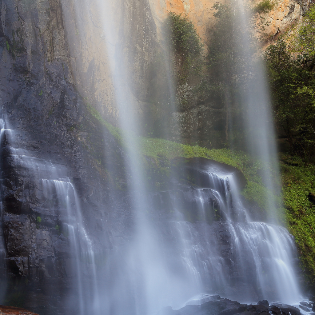 Красивый водопад в США