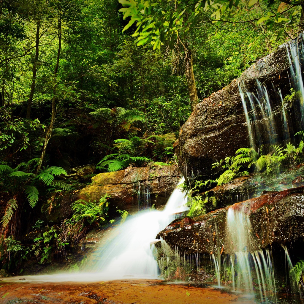 Красивый водопад на речке