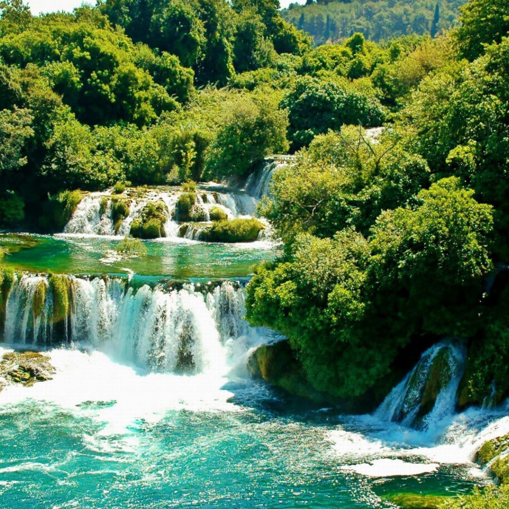 Водопад среди деревьев