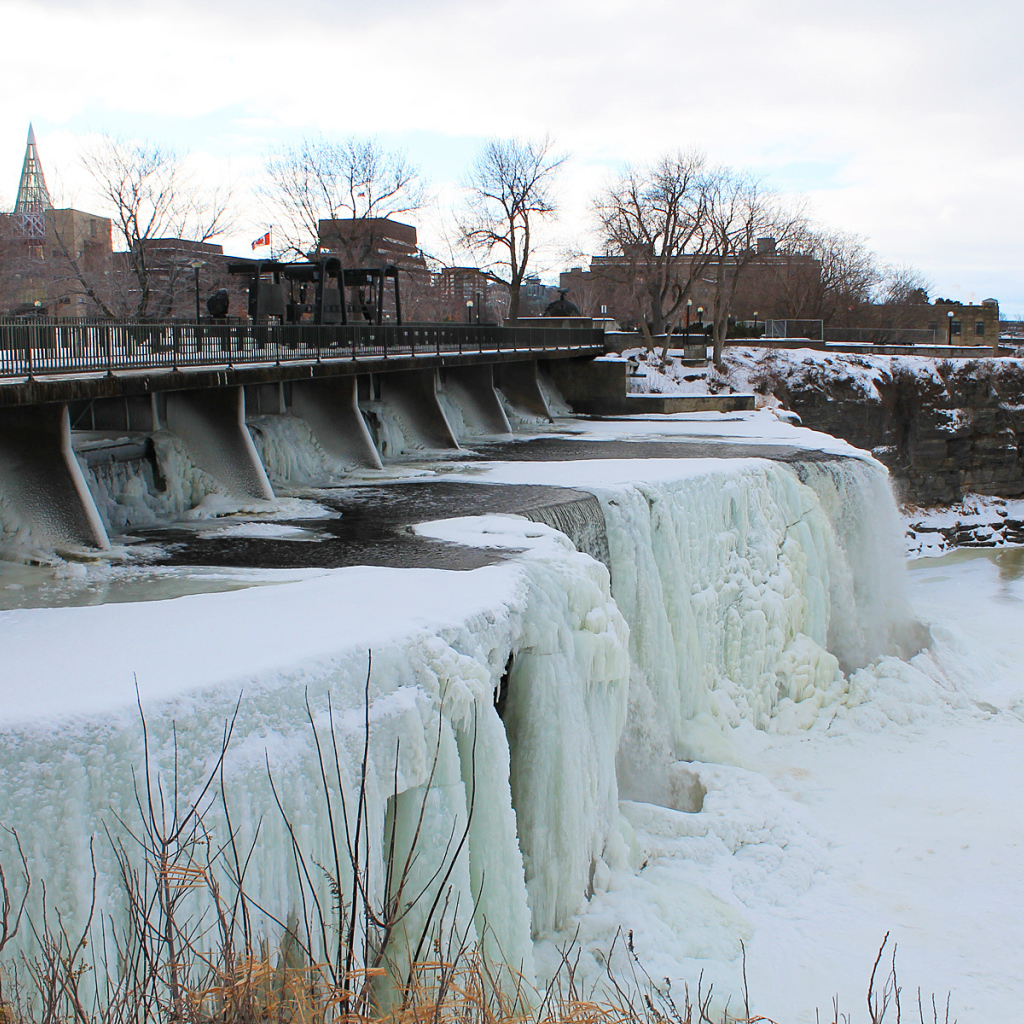 Замерзший водопад Ридо