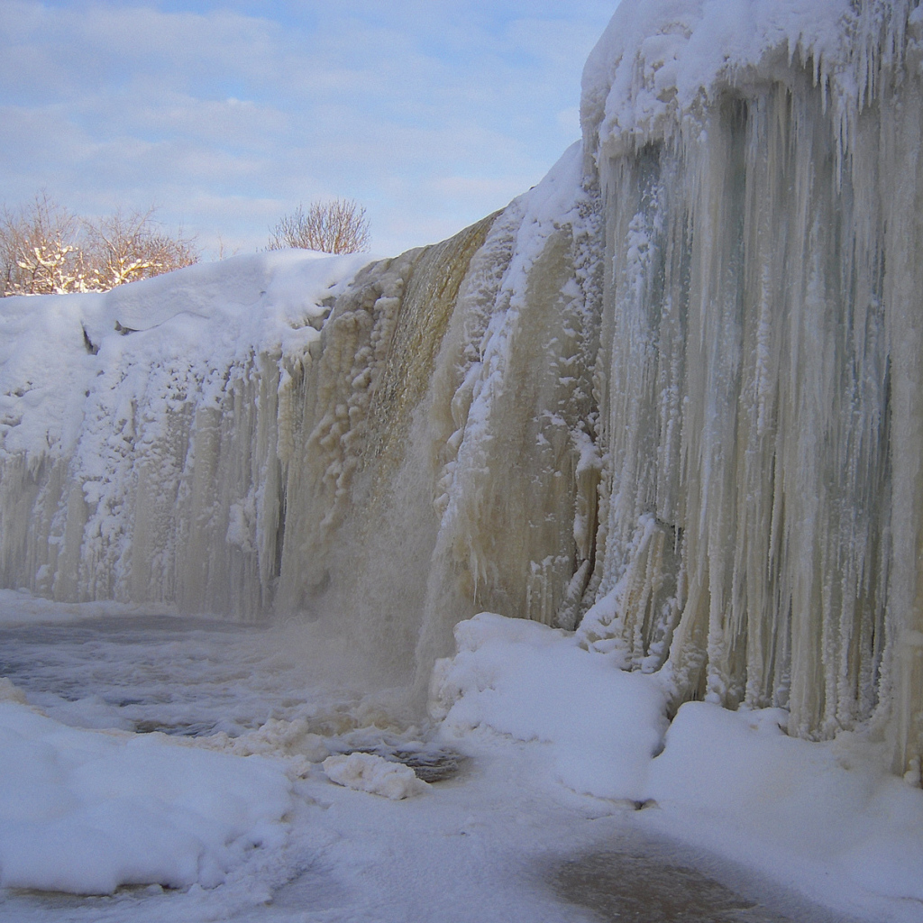 Замерзший водопад Ягала