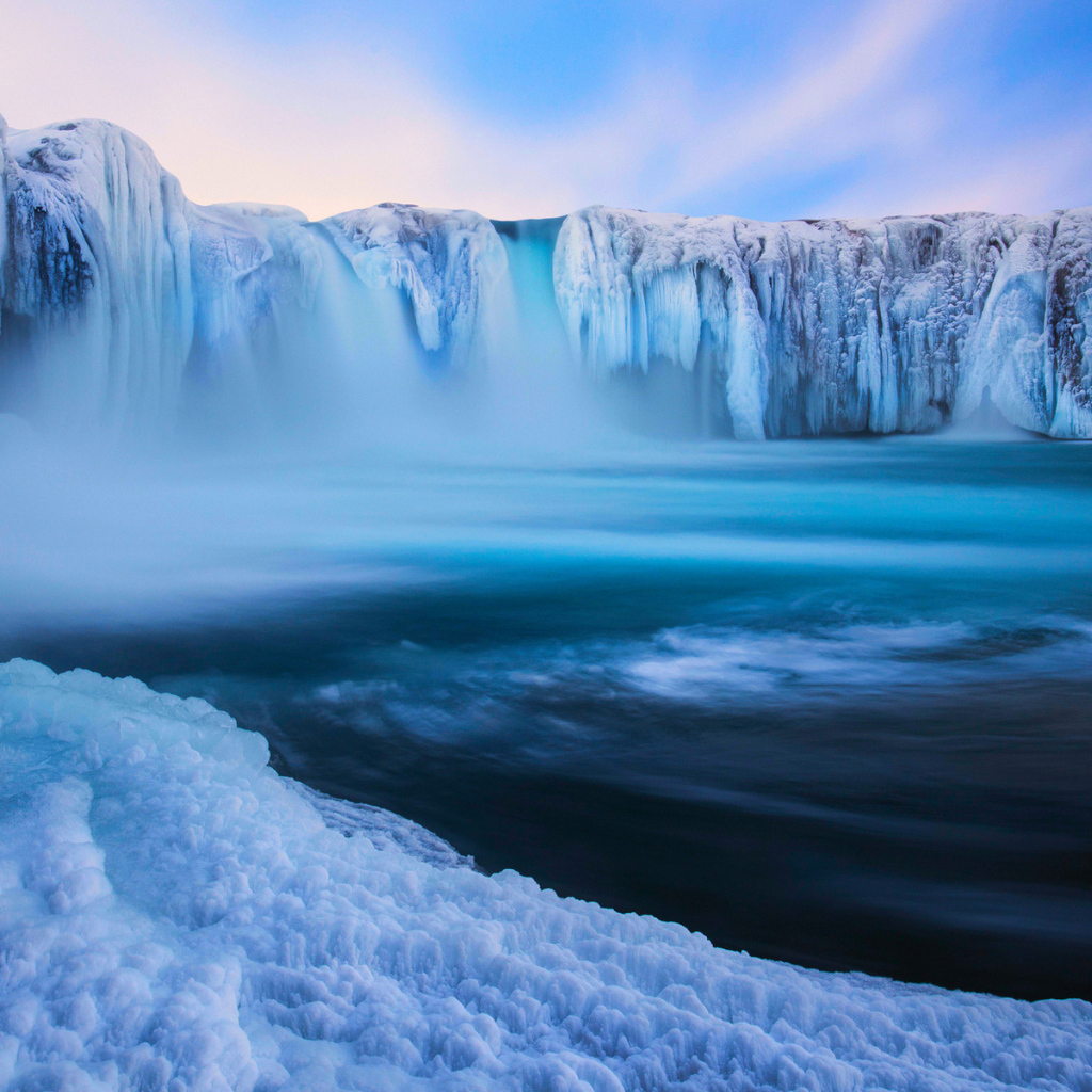 Замерзший водопад и голубая лагуна