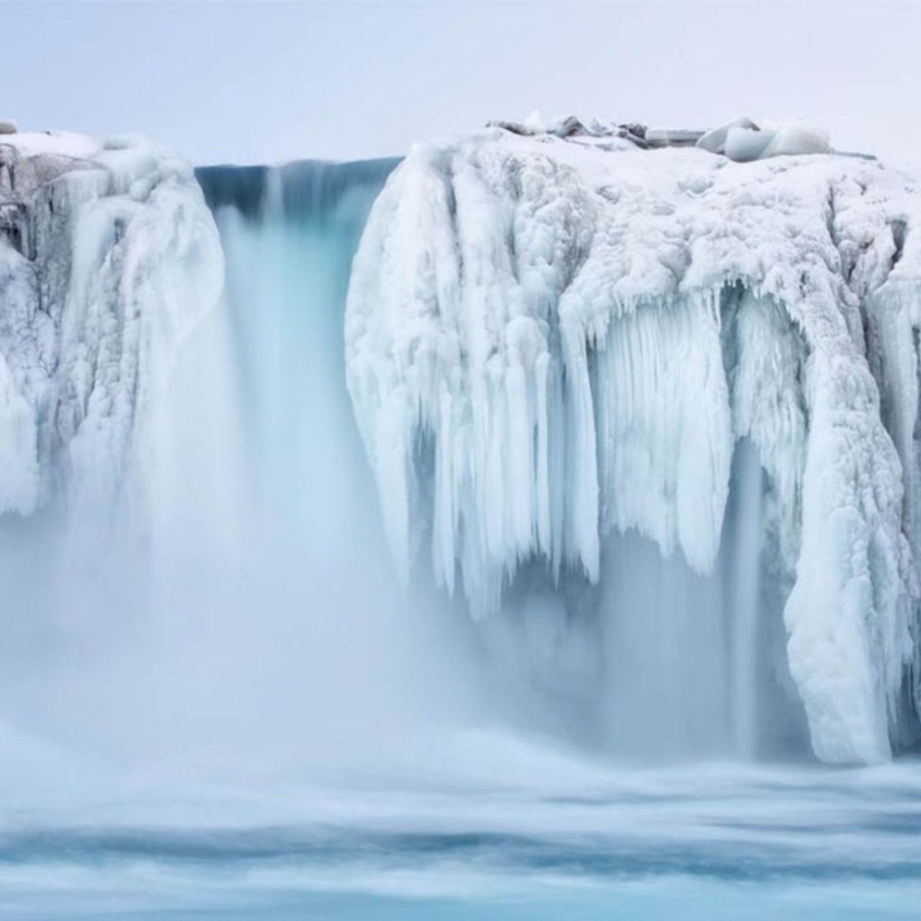 Замерзший водопад и туман