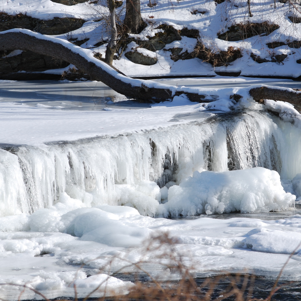 Замерзший водопад в Канаде
