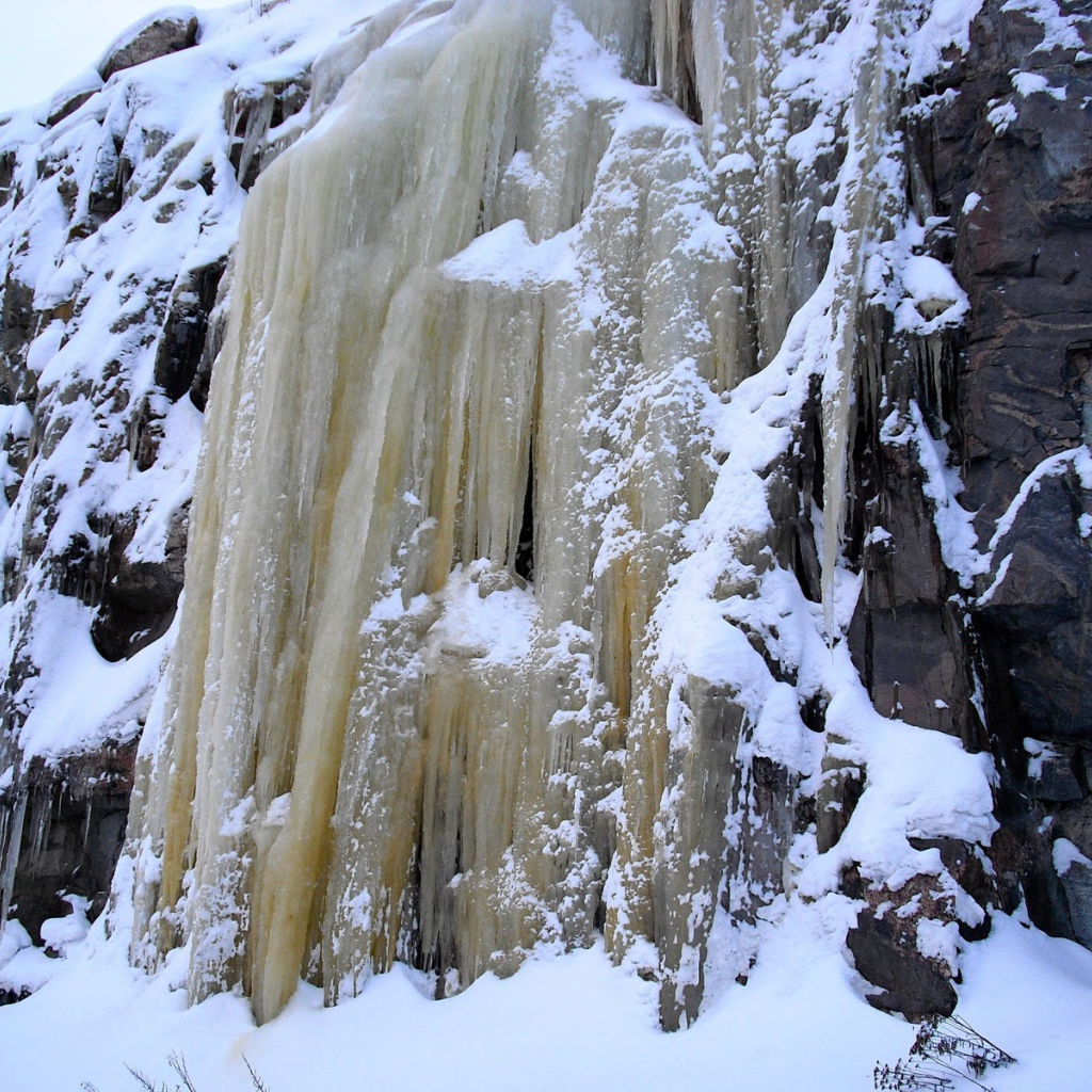 Замерзший водопад в Финляндии