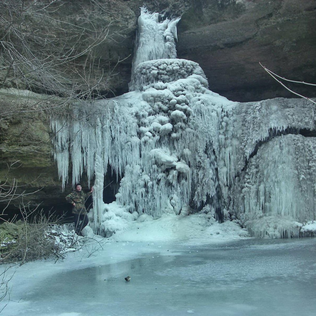 Замерзший водопад в Молдавии