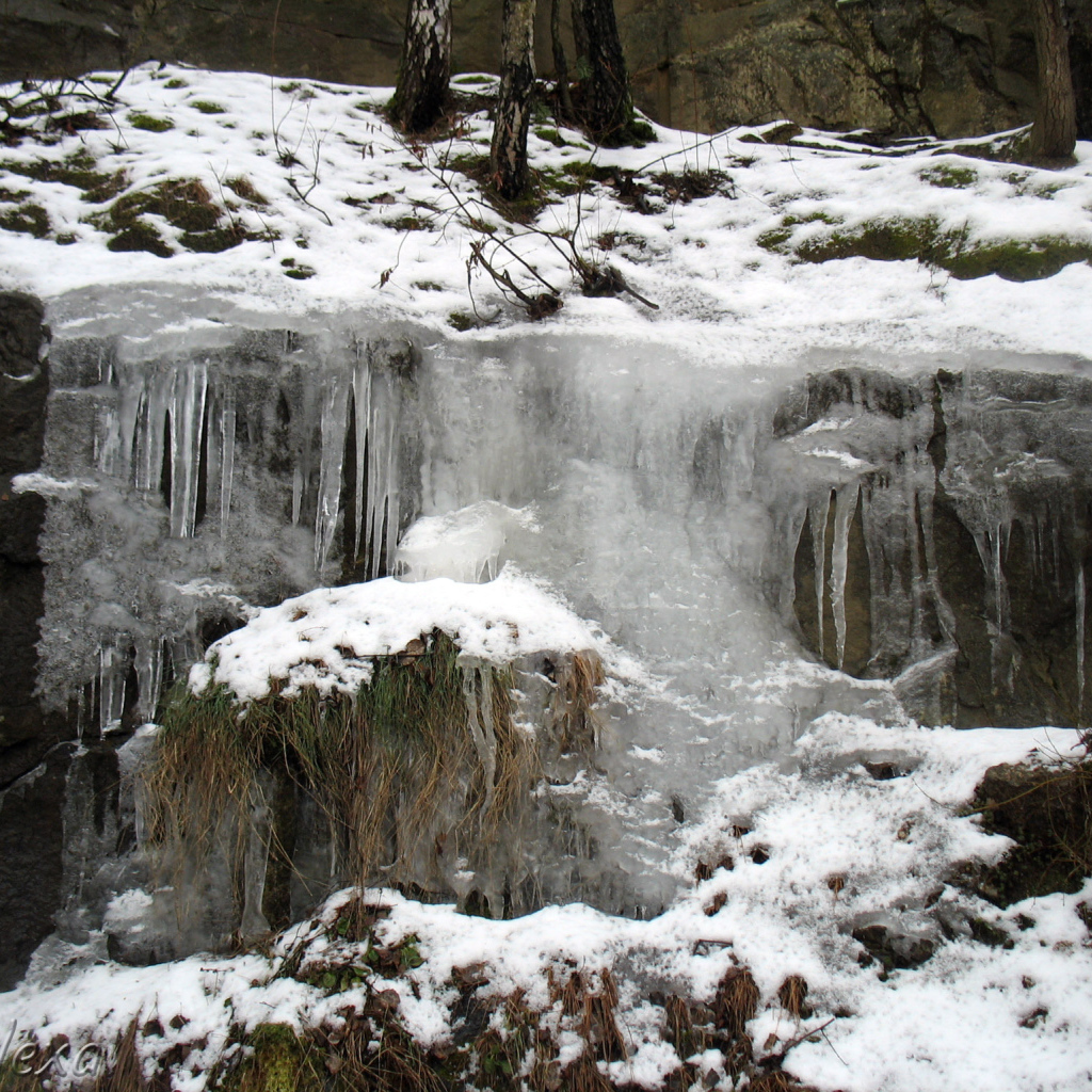 Замерзший водопад в России
